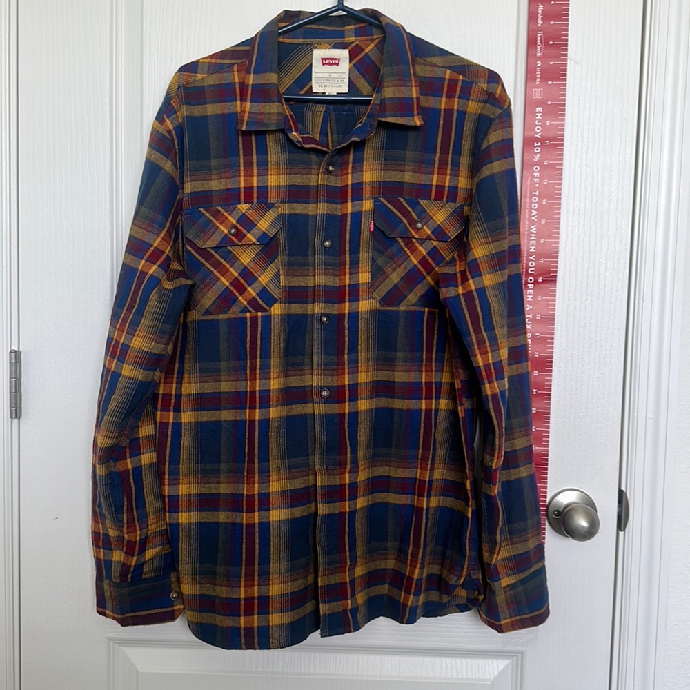 Levi’s flannel shirt in great condition. Size Large #flannel #levis